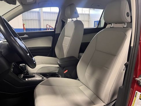 Used 2019 Volkswagen Tiguan SE image 22