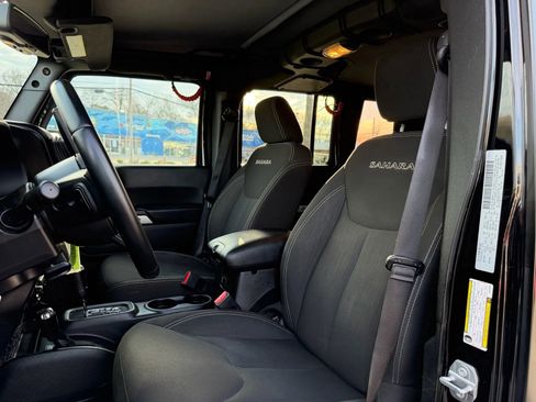 Used 2017 Jeep Wrangler Unlimited Sahara image 12