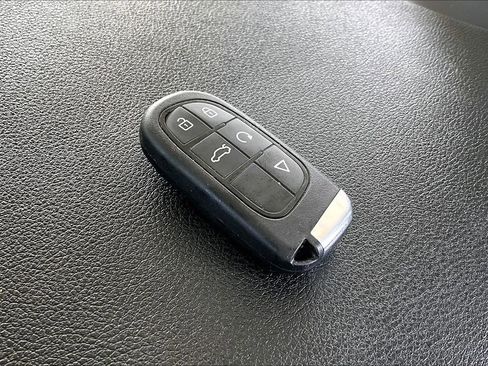 Used 2017 Jeep Renegade Latitude image 31