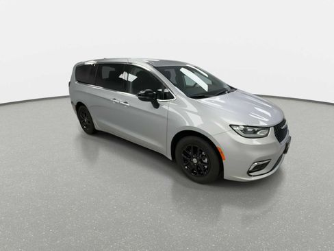 Used 2024 Chrysler Pacifica Touring-L image 2