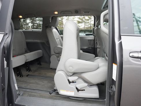 Used 2018 Toyota Sienna XLE w/ XLE Navigation Package image 42