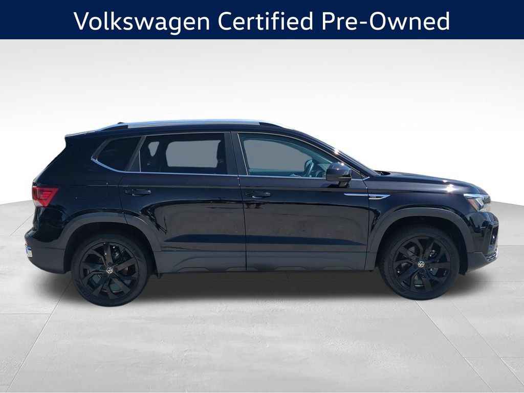 Certified 2022 Volkswagen Taos SE FWD image 2