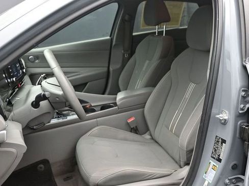 Used 2022 Hyundai Elantra SEL w/ Convenience + Premium Package FWD image 9