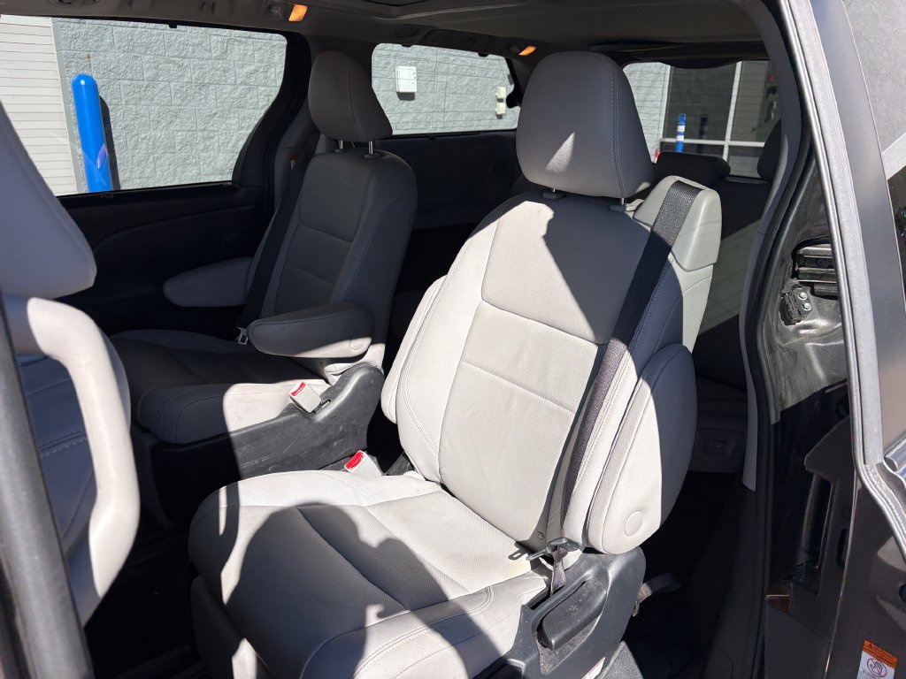 Used 2020 Toyota Sienna Limited Premium w/ Carpet Mat Package FWD image 25