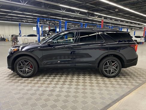 Used 2025 Ford Explorer ST-Line w/ ST-Line Street Pack image 6