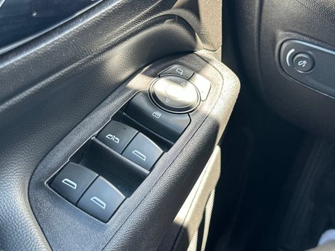 Used 2018 Chevrolet Equinox LT FWD image 33