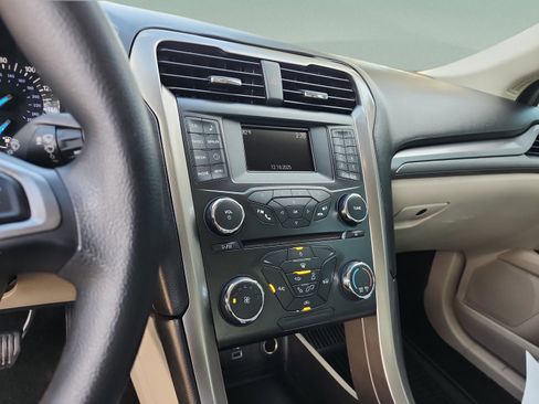 Used 2017 Ford Fusion SE image 11