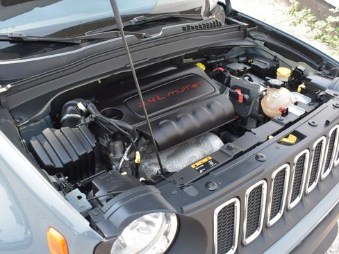 Used 2017 Jeep Renegade Latitude FWD image 30
