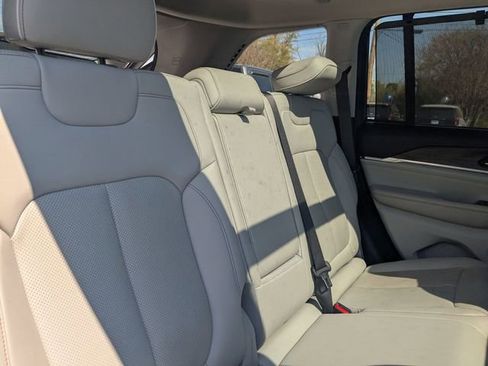 Used 2022 Jeep Grand Cherokee Overland w/ Luxury Tech Group IV image 31