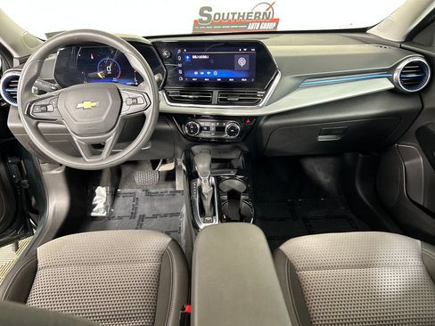 Used 2025 Chevrolet Trax LT FWD image 18