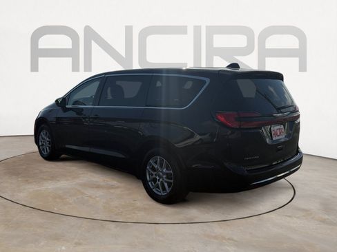 Used 2023 Chrysler Pacifica Touring-L FWD image 5