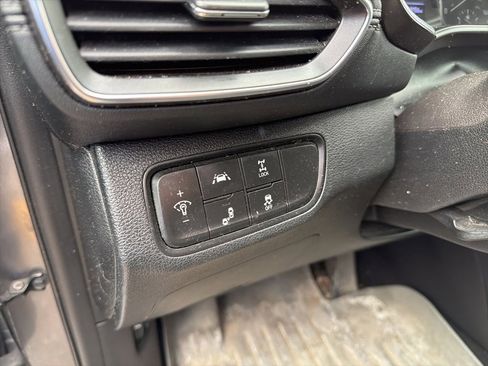 Used 2019 Hyundai Santa Fe SE image 8