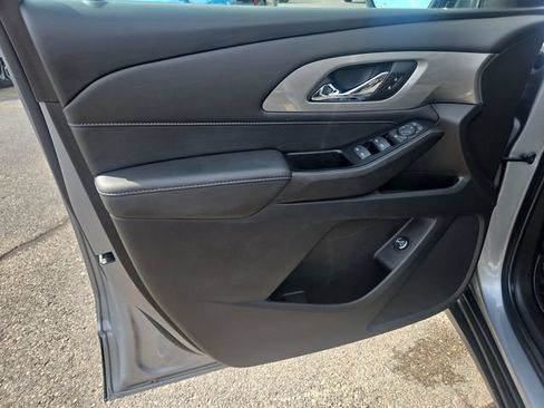 Used 2023 Chevrolet Traverse LT FWD image 11