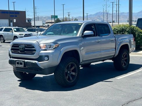 Used 2018 Toyota Tacoma SR5 AWD/4WD image 9