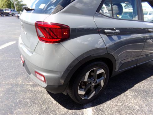 Used 2023 Hyundai Venue Limited FWD image 34