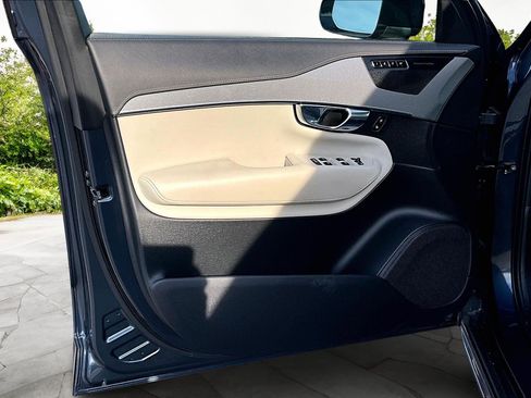 Used 2022 Volvo XC90 T8 R-Design w/ Advanced Package image 23