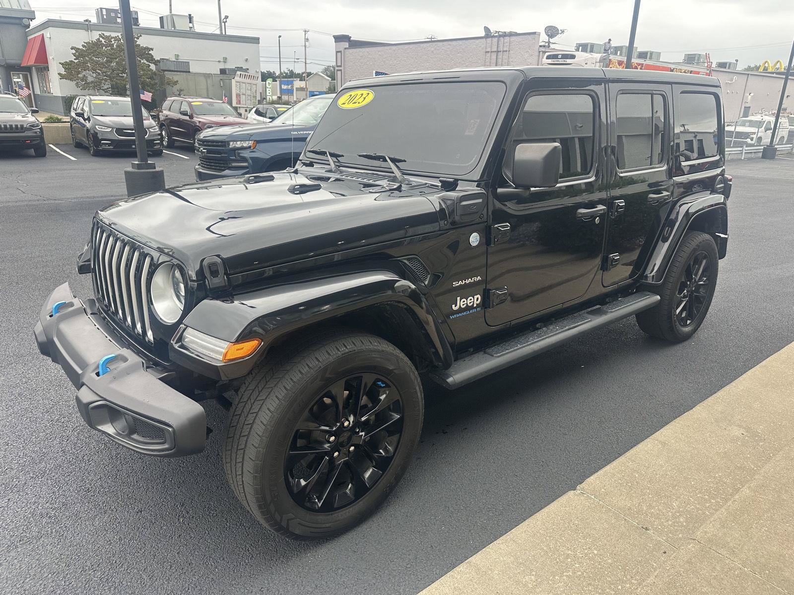 Used 2023 Jeep Wrangler Unlimited Sahara w/ Cold Weather Group AWD/4WD image 7
