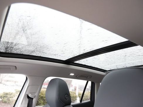 Used 2025 Volkswagen Tiguan SE w/ Panoramic Sunroof Package image 14