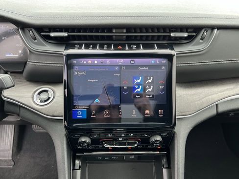 Used 2023 Jeep Grand Cherokee L Limited w/ Luxury Tech Group II image 5