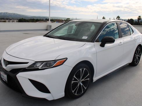 Certified 2020 Toyota Camry SE w/ Convenience Package image 6