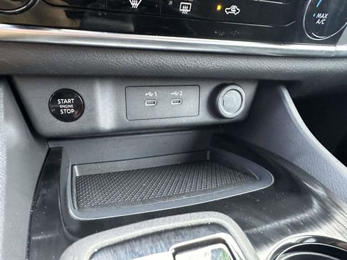 Used 2025 Nissan Rogue S image 23