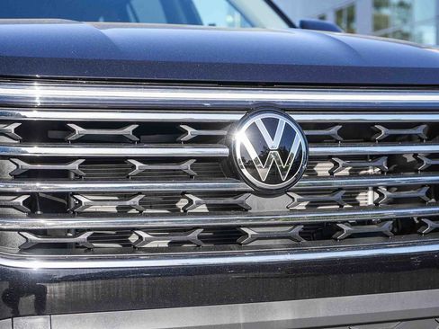 Used 2025 Volkswagen Atlas SE w/ Panoramic Sunroof Package FWD image 5