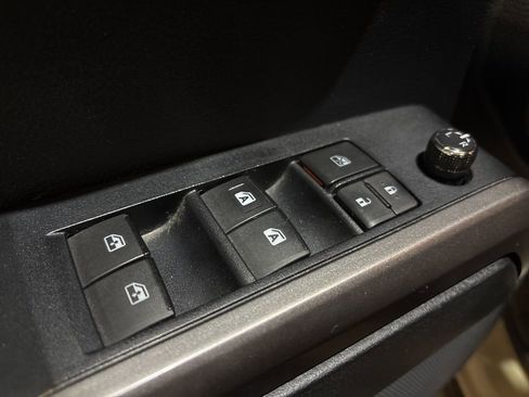 Used 2016 Toyota Tacoma Limited w/ Towing Package image 17