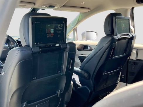 Used 2018 Chrysler Pacifica Touring-L Plus FWD image 25
