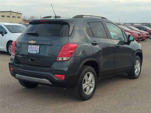 Used 2021 Chevrolet Trax LT w/ LT Convenience Package image 3