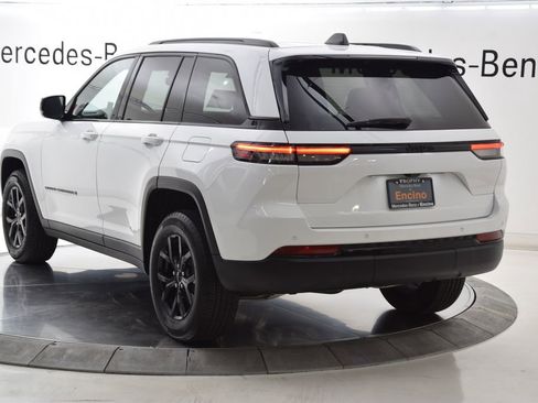 Used 2024 Jeep Grand Cherokee Altitude RWD image 4