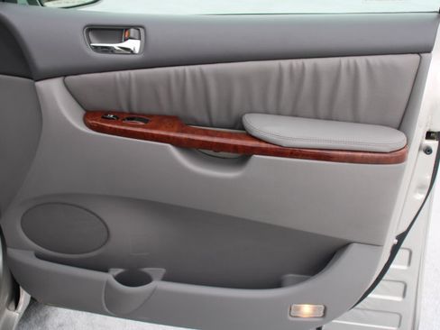 Used 2005 Toyota Sienna XLE FWD image 16