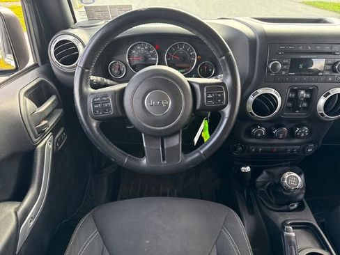 Used 2016 Jeep Wrangler Unlimited Rubicon w/ Connectivity Group AWD/4WD image 21