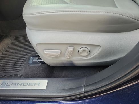 Used 2023 Toyota Highlander Limited FWD image 27