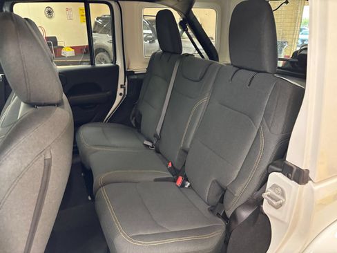 Used 2025 Jeep Wrangler Unlimited Sahara AWD/4WD image 38