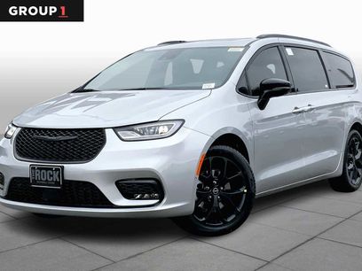 New 2026 Chrysler Pacifica Limited w/ Uconnect Theater Family Group