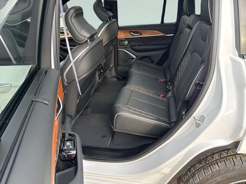 Used 2024 Jeep Grand Cherokee Summit AWD/4WD image 18