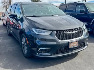 Used 2023 Chrysler Pacifica Touring-L video 2