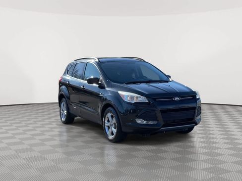 Used 2015 Ford Escape SE w/ Equipment Group 201A image 2
