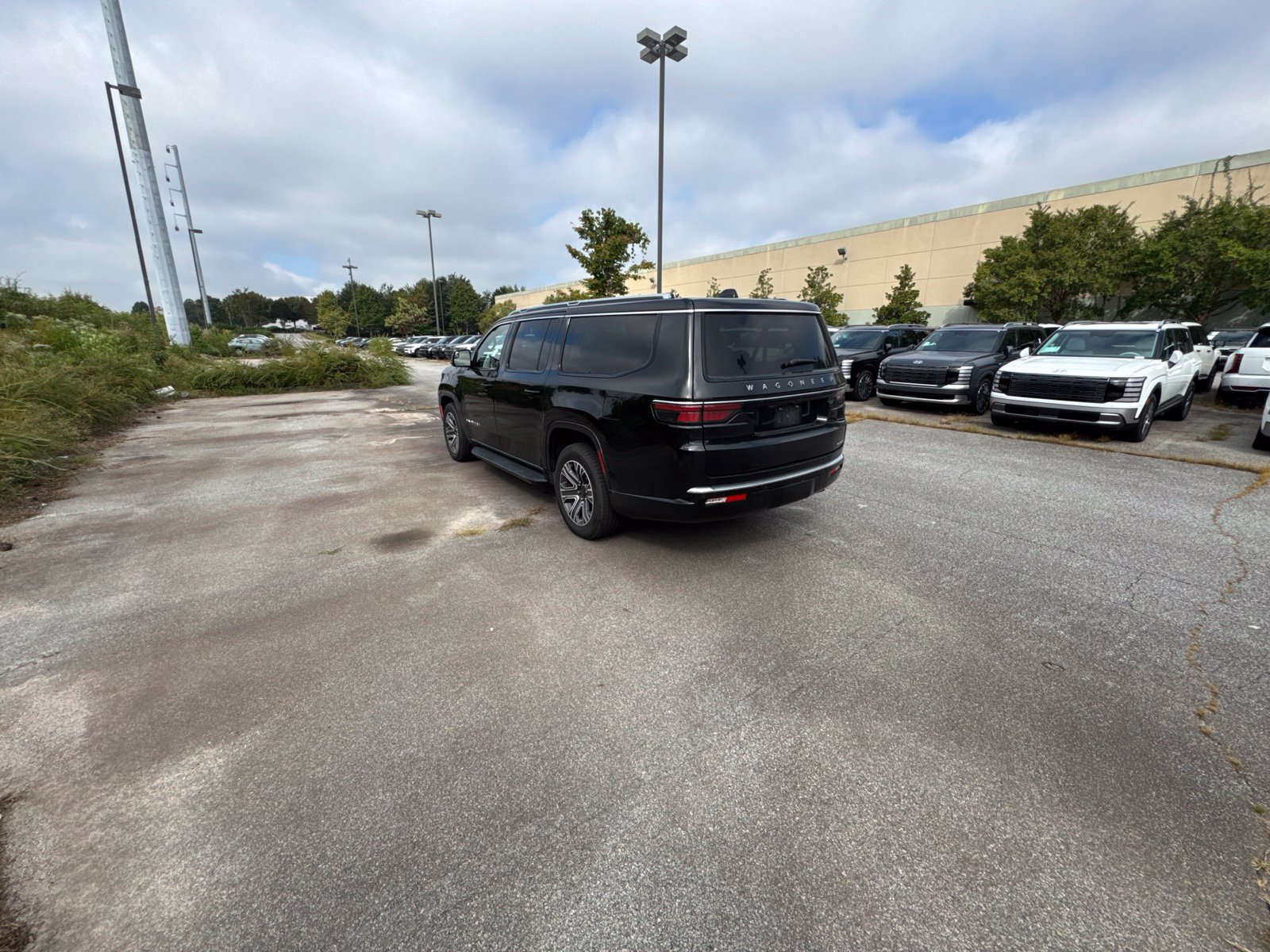 Used 2024 Jeep Wagoneer L Series II w/ Flexible Seating Group AWD/4WD image 3
