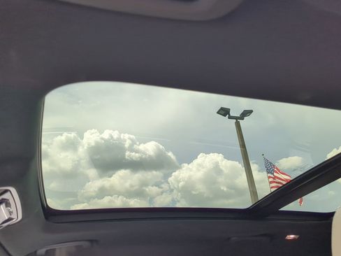 Used 2019 Land Rover Range Rover Velar R-Dynamic SE image 18