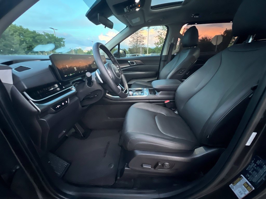 Used 2025 Kia Carnival SX w/ SX Dark Edition Package FWD image 25