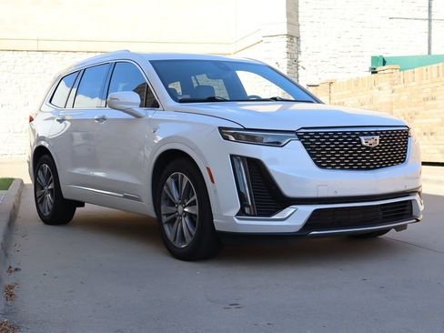 Used 2022 Cadillac XT6 Premium Luxury w/ Technology Package FWD image 2