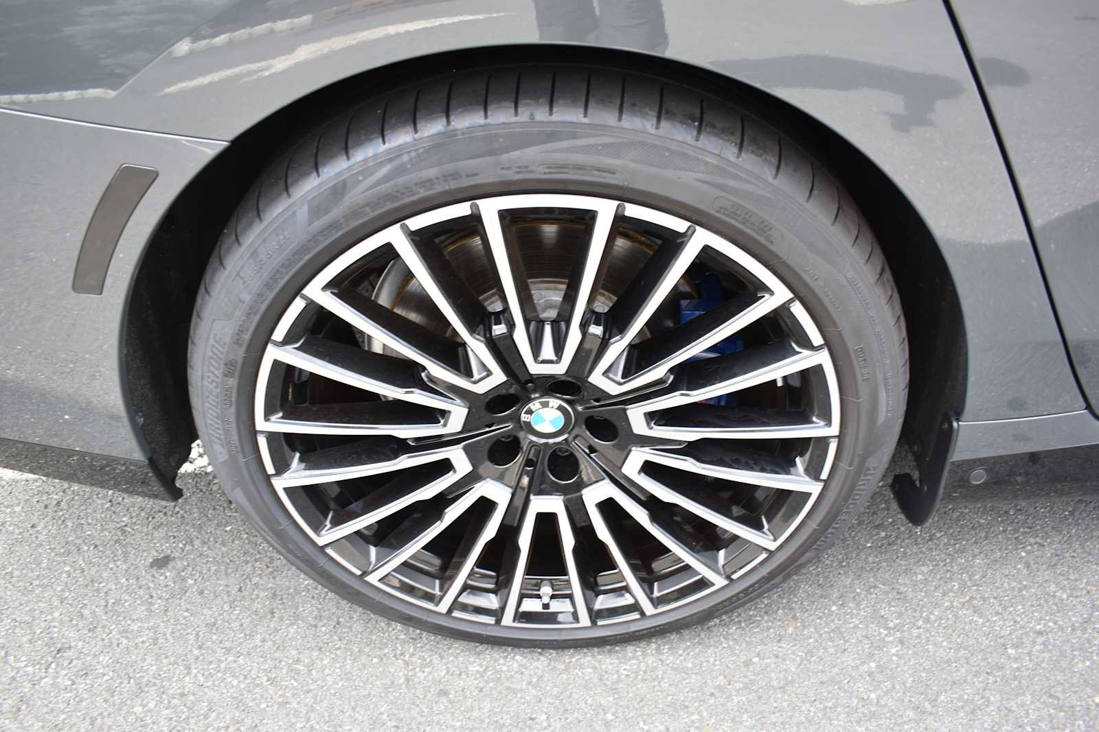 Used 2024 BMW i7 xDrive60 w/ Executive Package AWD/4WD image 24