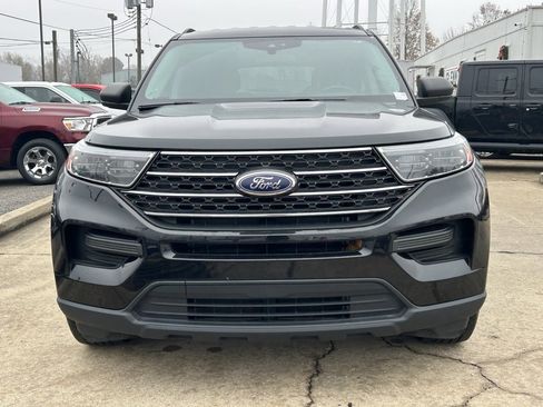 Used 2023 Ford Explorer XLT image 3