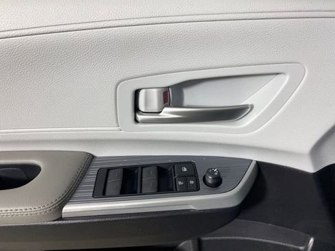 Used 2025 Toyota Sienna XLE image 24