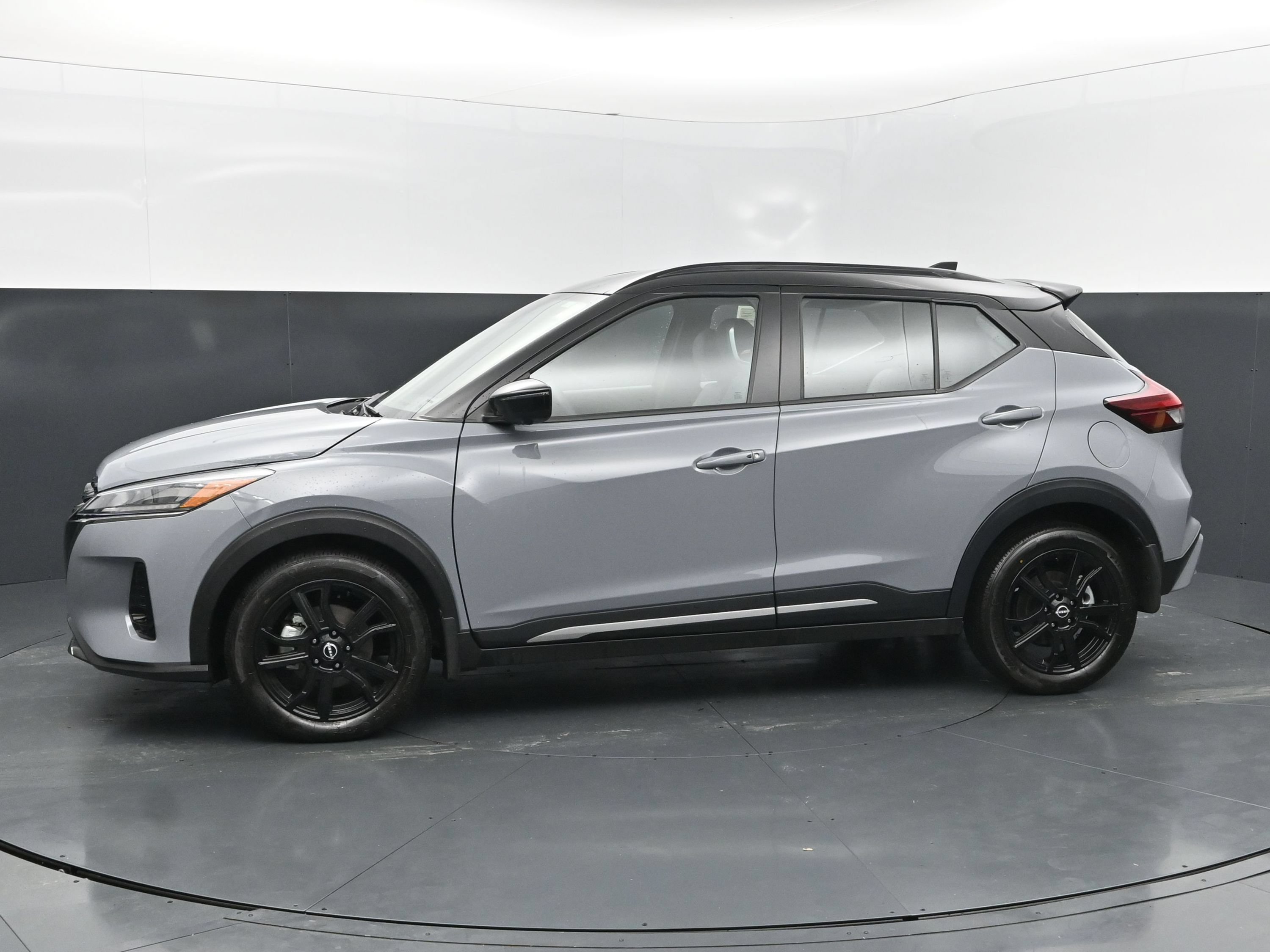 Used 2024 Nissan Kicks SR w/ SR Premium Package FWD image 2