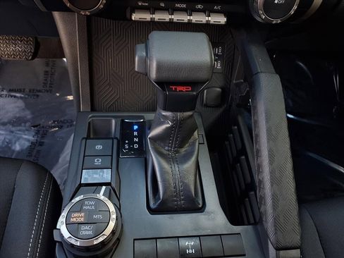 Certified 2025 Toyota Tacoma TRD Off-Road image 25