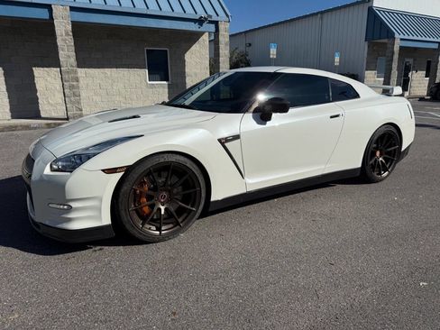 Used 2016 Nissan GT-R Premium image 3