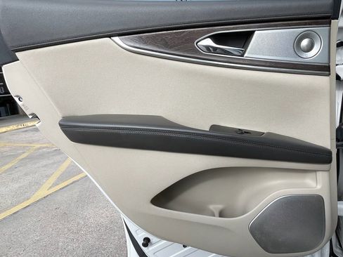 Used 2016 Lincoln MKX Reserve w/ Luxury Package image 36