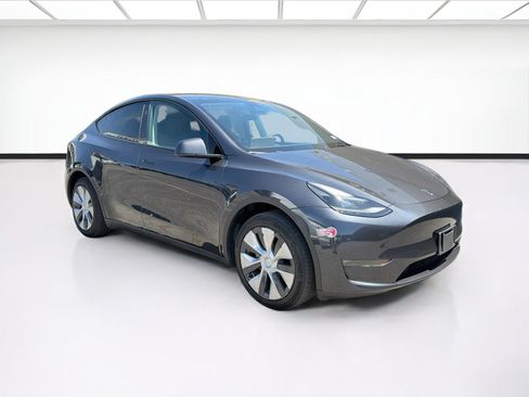 Used 2024 Tesla Model Y Long Range AWD/4WD image 3